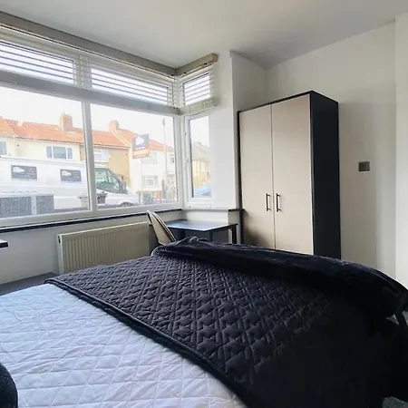 House In Filton Avenue Bs34 *
